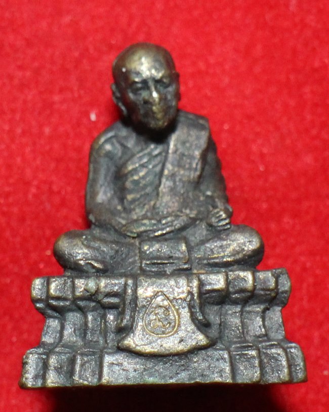 รูปหล่อหลวงปู่ทิม ออกพิธีวางศิลาฤกษ์ รูปเหมือนหลวงปู่ ครับ