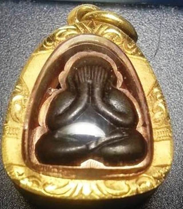 ปิดตาหลังรูปเหมือนเนื้อนวะไม่ตัดปีกเลี่ยมทองพร้อมใช้สร้างน้อย