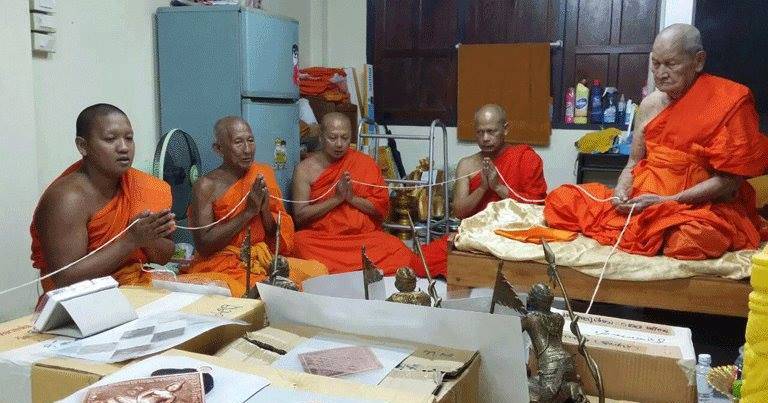 เหรียญข้าวหลามตัด หลวงปู่เอี่ยม วัดสพานสูง หลังพระยันต์โสฬสมงคล ชุดประธาน เนื้อเงิน นวะ ทองแดง สวยๆ
