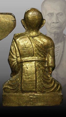 รูปเหมือนปั๊มหลวงพ่อทบ ธัมมปัญโญ วัดชนแดน รุ่นกระโดดร่ม เนื้อทองเหลืองผสม พิมพ์B(นิยมสุด) ปี2500