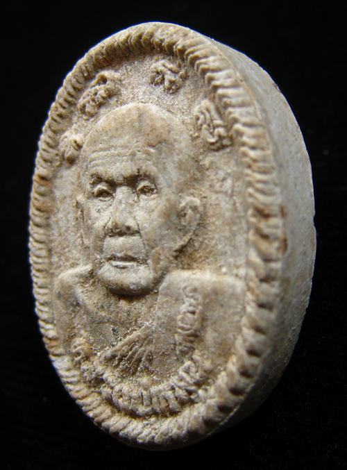 พระผงรูปเหมือนหลังยันต์ดวงเศรษฐี หลวงปู่หมุน ฐิตสีโล รุ่นดวงเศรษฐี เสาร์ ๕ ปี ๒๕๔๓ (11)