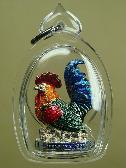 ไก่ รุ่นแรก รุ่นเงินไหลมา (ชุบเงินลงยา ) หลวงพ่อรวย วัดตะโก จ.อยุธยา