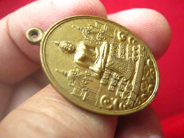 เหรียญทรงรูปไข่ หลวงพ่อวัดไร่ขิง นครปฐม ปี 2554 เนื้อทองฝาบาตร พิธีเยี่ยม