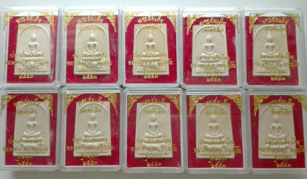 10องค์ พระสมเด็จ( พิมพ์ขี่เสือ ) เนื้อผงพรายกุมารว่านมหาเสน่ห์ หลังฝังพลอยเสกปี 53 หลวงพ่อสาคร