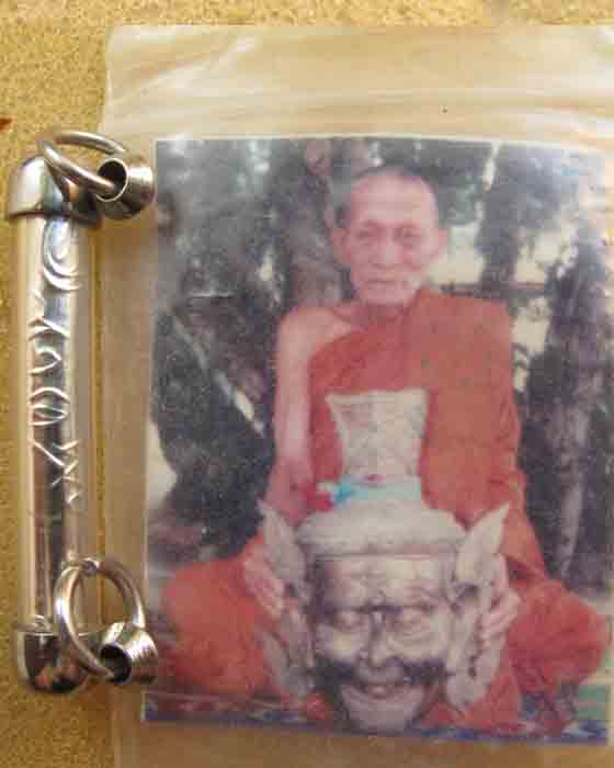 ตะกรุด หลวงปู่กาหลง เขี้ยวแก้ว รุ่นปลดหนี้ สร้างไม่มาก เนื้อเงินจาร พร้อมรูปเดิมๆ ยาว1.8นิ้ว
