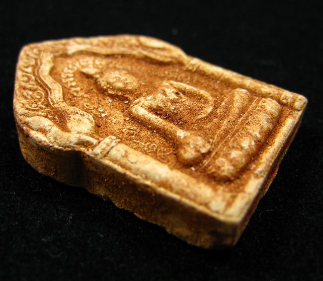 ขุนแผนหลังยันต์ ก้นตรายาง เนื้อผงผสมว่าน หลวงปู่หมุน ออกวัดซับลำใย ปี 2543 