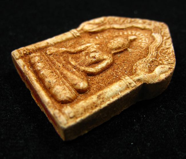 ขุนแผนหลังยันต์ ก้นตรายาง เนื้อผงผสมว่าน หลวงปู่หมุน ออกวัดซับลำใย ปี 2543 