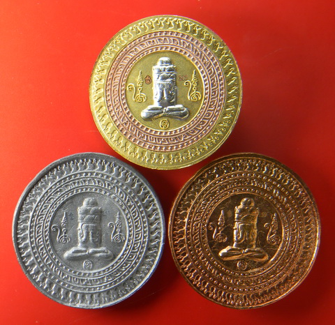 เคาะแรกแดง...เหรียญบาตรน้ำมนต์ "รวยค้ำฟ้า"...สามกษัตริย์ + เนื้อแร่ + ทองแดง / กล่องเดิม