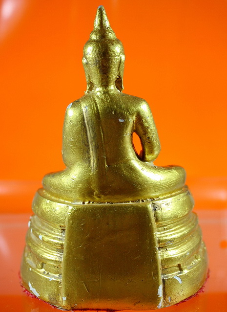 พระบูชาหลวงพ่อโสธร เนื้อปูนทาทอง ใต้ฐานปิดผ้ายันต์ มีลำดับโค๊ตพระ
