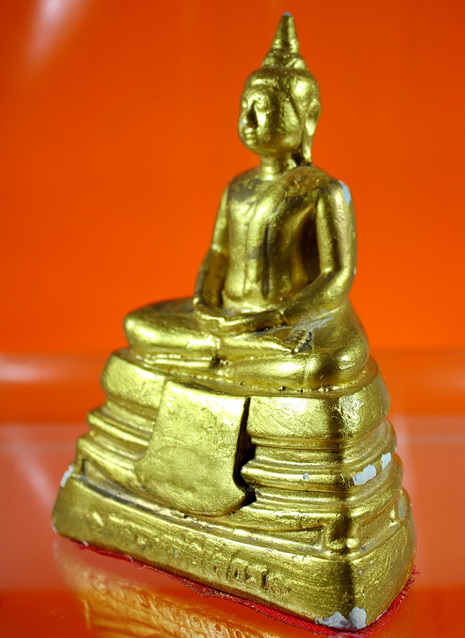 พระบูชาหลวงพ่อโสธร เนื้อปูนทาทอง ใต้ฐานปิดผ้ายันต์ มีลำดับโค๊ตพระ
