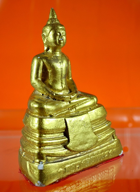 พระบูชาหลวงพ่อโสธร เนื้อปูนทาทอง ใต้ฐานปิดผ้ายันต์ มีลำดับโค๊ตพระ