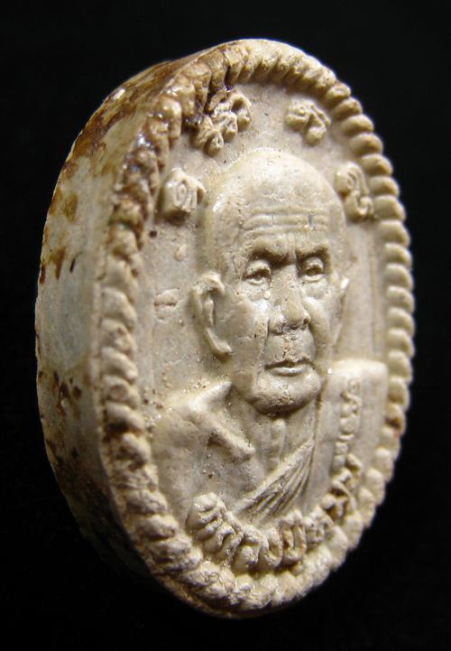  พระผงรูปเหมือนหลังยันต์ดวงเศรษฐี หลวงปู่หมุน ฐิตสีโล รุ่นดวงเศรษฐี เสาร์ ๕ ปี ๒๕๔๓ (12) 