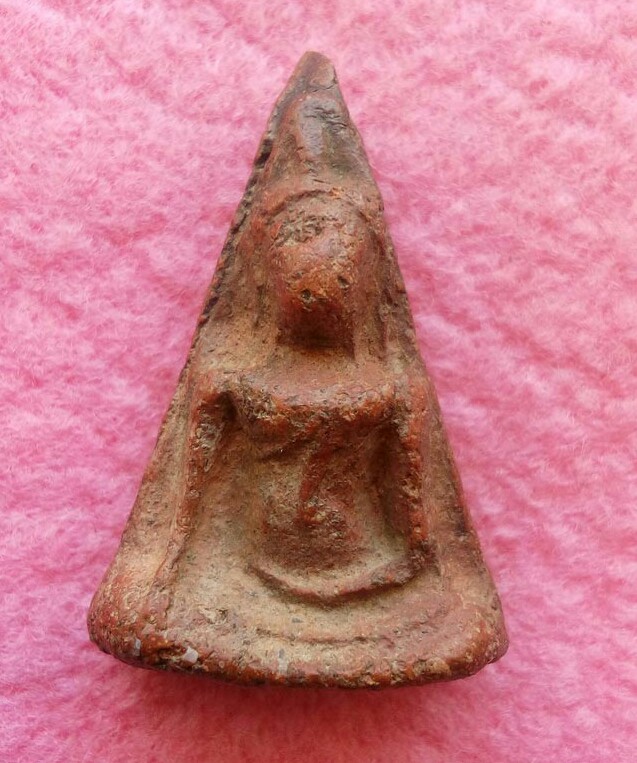 พระนางพญาเข่าโค้ง กรุวัดนางพญา