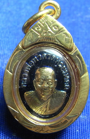 หลวงพ่อทวด เหรียญเม็ดแตงครบรอบ 5 ปี ปี52 กระไหล่ทองลงยาสีน้ำเงิน เลี่ยมไมครอนเดิมๆจากวัด วัดห้วยมงคล