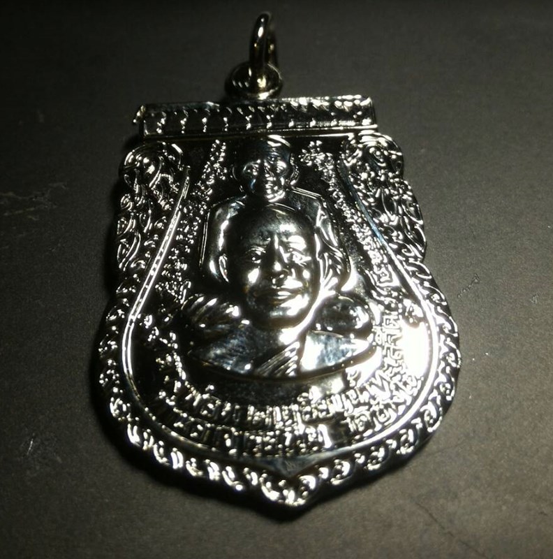 เหรียญพุทธซ้อนหลวงพ่อทวดเหยียบน้ำทะเลจืด วัดช้างไห้ กะไหล่เงิน 57