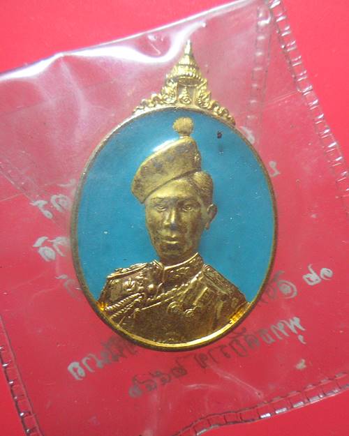 เข็มกลัดที่ระลึก สมเด็จพระราชินี พ.ศ.2546 เหรียญที่4