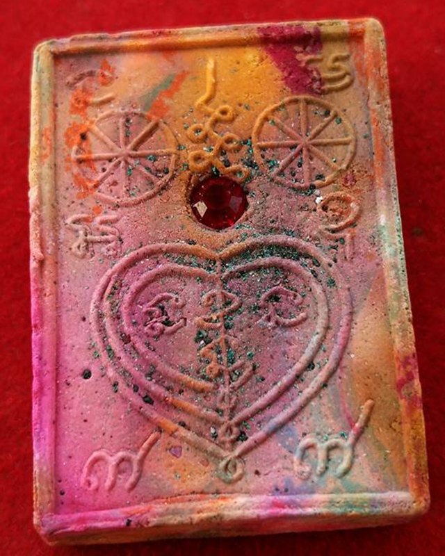 เพชรพญาธร เนื้อเบญจรงค์ฝังพลอย ๒ เม็ด ๒๕๔๓หลวงปู่หมุน เสกวัดซับลำใย สร้าง