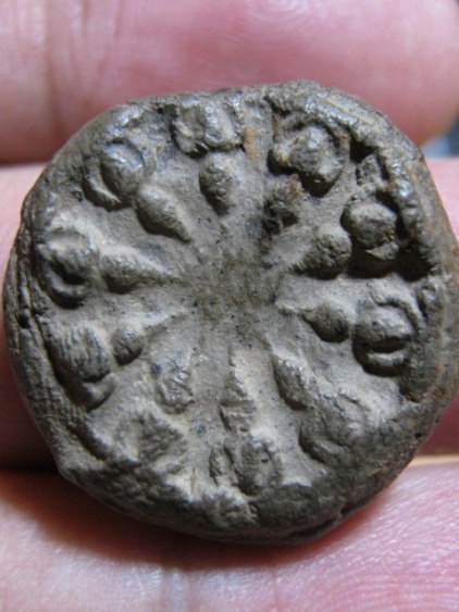 พระงบน้ำอ้อย กรุเตาทุเรียง พิมพ์เล็ก เนื้อดิน จ.สุโขทัย สภาพพอใช้