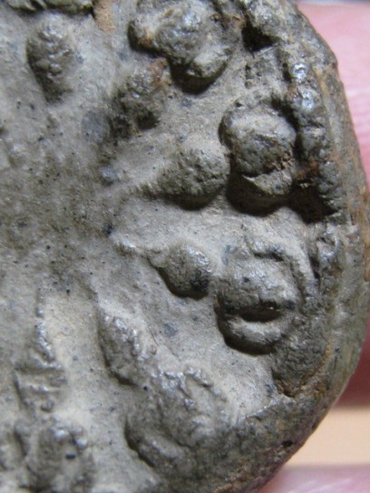 พระงบน้ำอ้อย กรุเตาทุเรียง พิมพ์เล็ก เนื้อดิน จ.สุโขทัย สภาพพอใช้