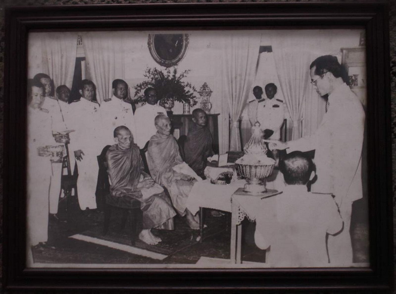 ภาพในหลวง กับพระเกจิ 3 รูป ของบ้านเก่าเก็บ พร้อมกรอบขนาด 39 x 29 ซ.ม.