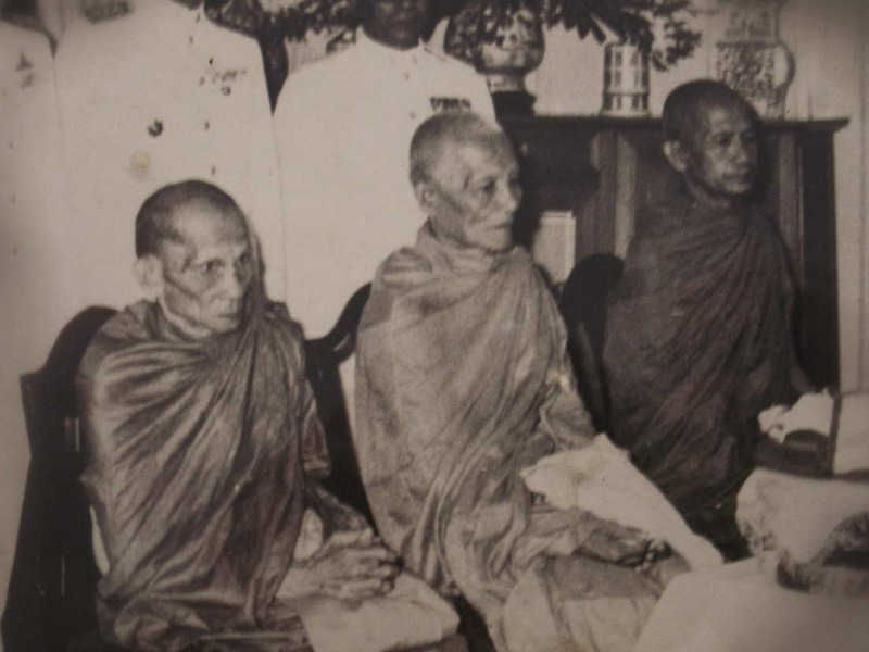 ภาพในหลวง กับพระเกจิ 3 รูป ของบ้านเก่าเก็บ พร้อมกรอบขนาด 39 x 29 ซ.ม.