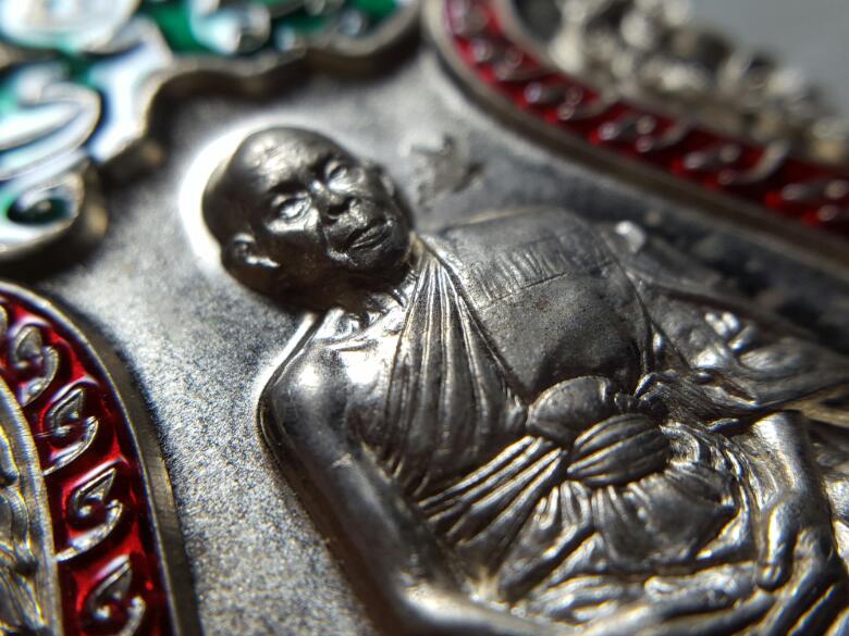 เสมา 7 รอบ หลวงปู่สิน เนื้ออัลปาก้า ลงยา 2 สี โค๊ตศาลา หมายเลข 607 พร้อมกล่อง เลข 3 หลัก สวยๆ 