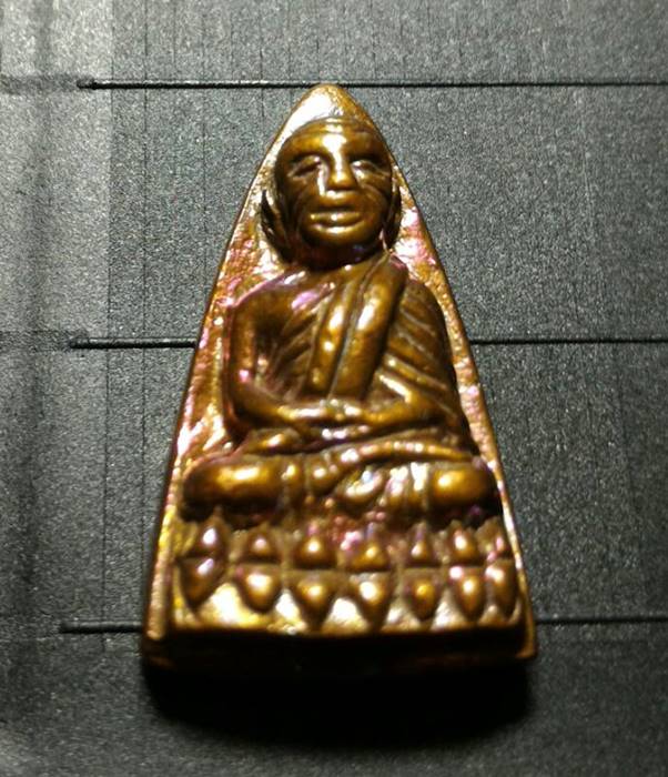 หลวงพ่อทวดวัดช้างให้รุ่น เสาร์ ๕ ปี 2560 พิมพ์เล็กหลังเตารีดเนื้อทองแดงสีรุ้งสวยๆ
