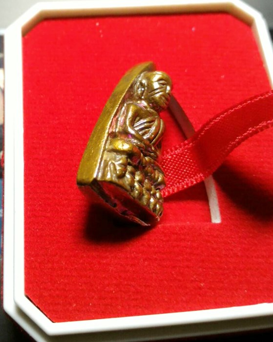 หลวงพ่อทวดวัดช้างให้รุ่น เสาร์ ๕ ปี 2560 พิมพ์เล็กหลังเตารีดเนื้อทองแดงสีรุ้งสวยๆ