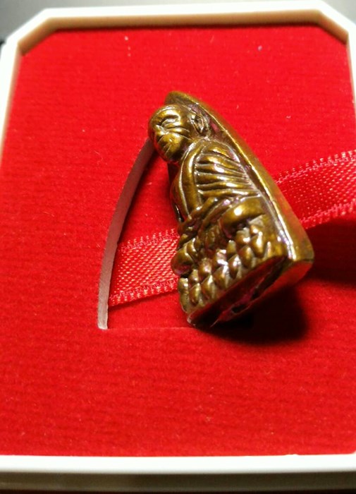 หลวงพ่อทวดวัดช้างให้รุ่น เสาร์ ๕ ปี 2560 พิมพ์เล็กหลังเตารีดเนื้อทองแดงสีรุ้งสวยๆ