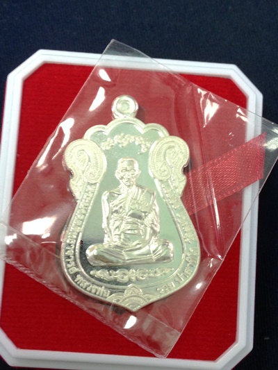 เหรียญเสมาไตรมาส 59 หลวงพ่อรวย เนื้อเงิน สวยๆ กล่องเดิมๆ