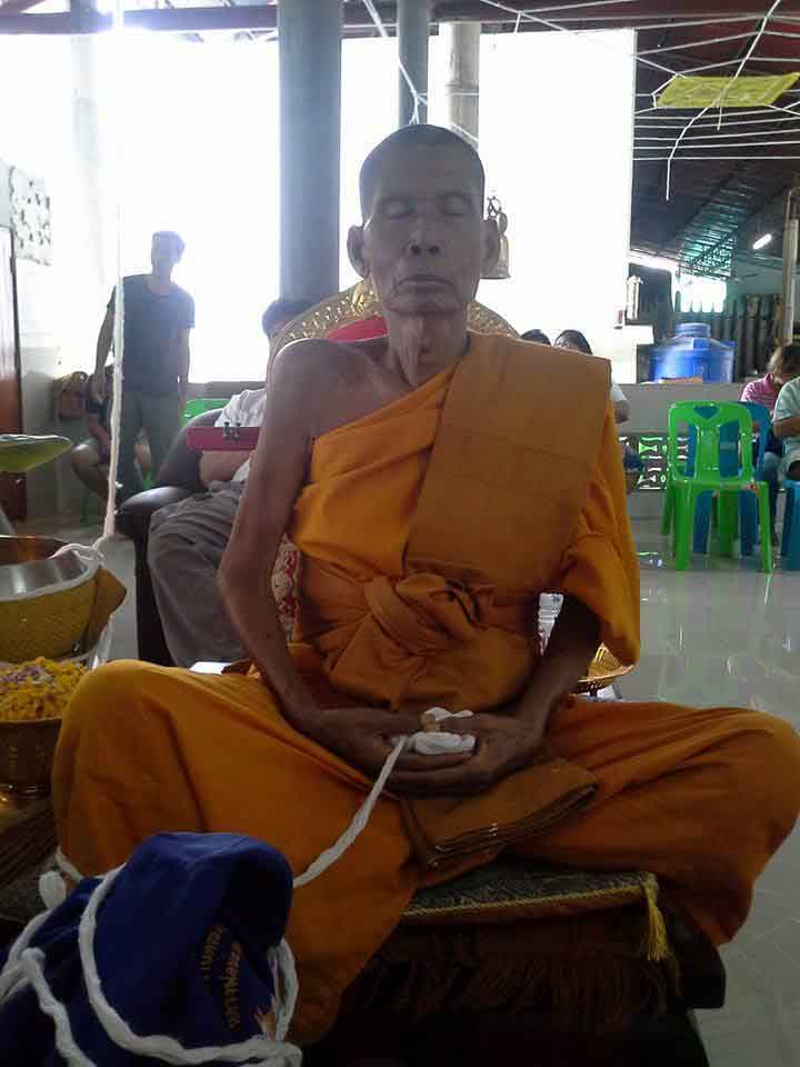 เบี้ยแก้ ถักเชือก  หลวงพ่อเอิบ วัดซุ้มกระต่าย จ.ชัยนาท มีโค้ด "เอิบ"+รอยจาร