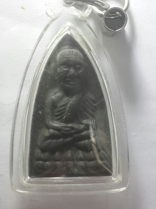 หลวงปู่ทวดเนื้อว่านเลี่ยมหกรอบ