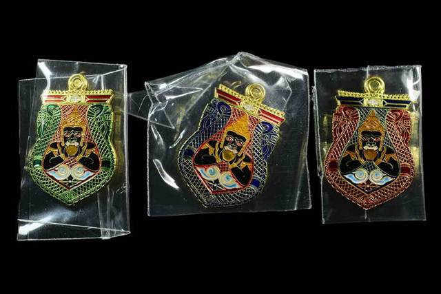 เหรียญราหู รุ่นเทพอมฤต เนื้อทองฝาบาตรลงยา 1ชุดมี3องค์ พร้อมกล่องเดิมๆๆๆ