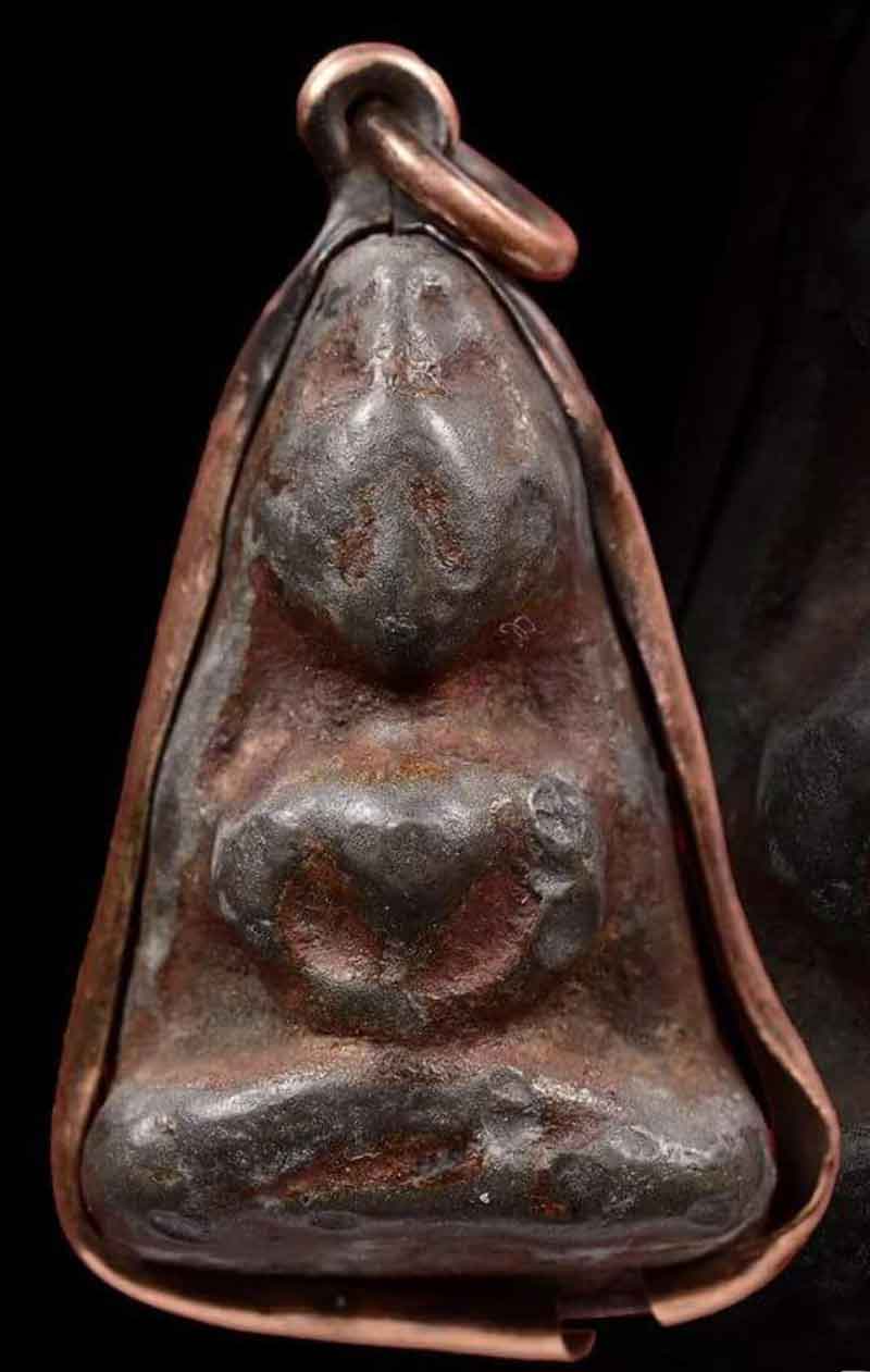 สุดยอดพระหายาก กับ พระกรุวัดพลับ พิมพ์ ตุ๊กตาใหญ่ เนื้อชินสนิมแดง แท้ดูง่ายสุดๆ+เลี่ยมนาคเก่า