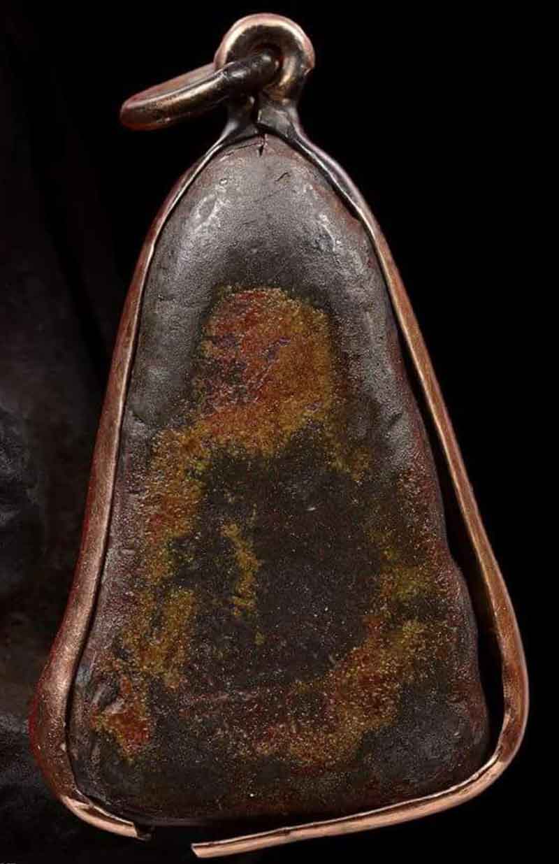 สุดยอดพระหายาก กับ พระกรุวัดพลับ พิมพ์ ตุ๊กตาใหญ่ เนื้อชินสนิมแดง แท้ดูง่ายสุดๆ+เลี่ยมนาคเก่า