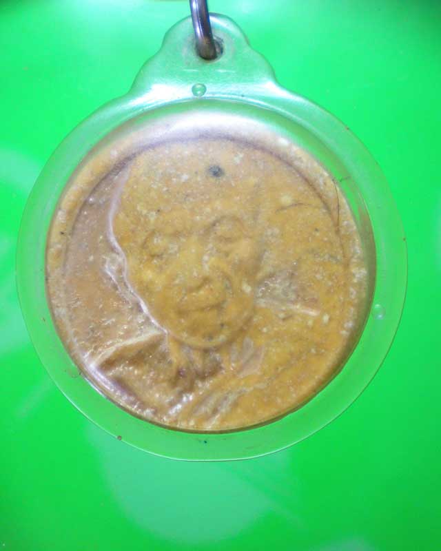 พระเนื้อผงจันทร์ลอยหลวงปู่ทิม ออกวัดบ่อวิน เลี่ยมเดิมสวย