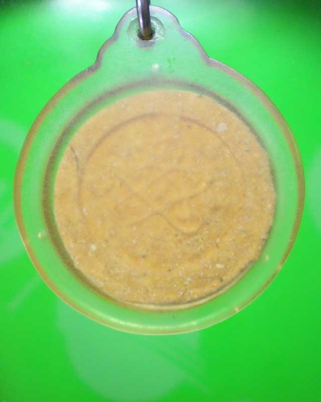 พระเนื้อผงจันทร์ลอยหลวงปู่ทิม ออกวัดบ่อวิน เลี่ยมเดิมสวย