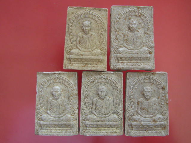 ไม่มีอีกแล้ว....แบบนี้ 5 องค์ พระผงหลวงพ่อเกษม ครบรอบ 60 พรรษา อุปสมบท ปี2536....กล่อง