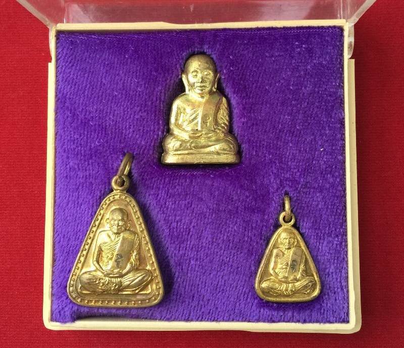 หลวงพ่อเงิน วัดบางคลาน รุ่นเพิรธ์ 1 ชุด มี 3 องค์ ปี2537ตอกโค๊ด เนื้อทองเหลือง พร้อมกล่อง สวยๆครับ