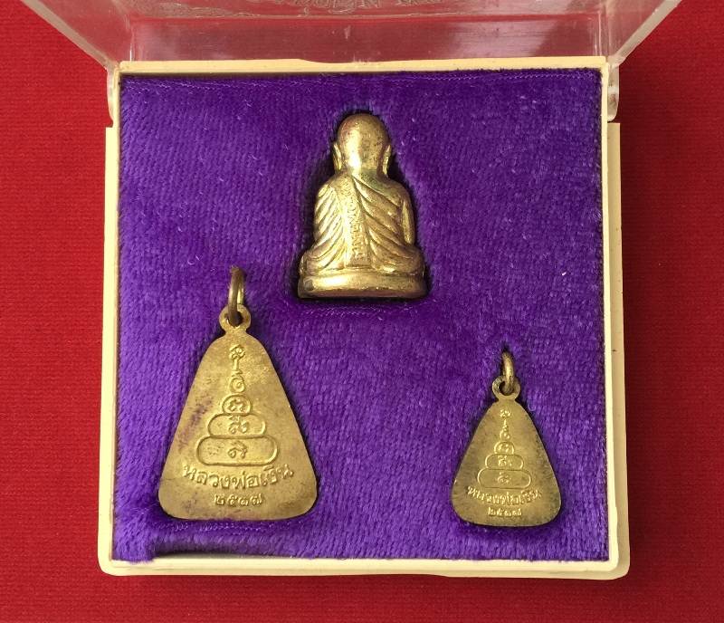 หลวงพ่อเงิน วัดบางคลาน รุ่นเพิรธ์ 1 ชุด มี 3 องค์ ปี2537ตอกโค๊ด เนื้อทองเหลือง พร้อมกล่อง สวยๆครับ