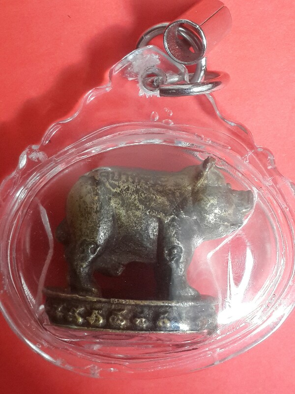 หมูหลวงพ่อเปิ่น เลีี่ยมกรอบเคาะเดียว 900บาท