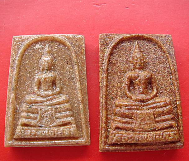 หลวงพ่อโสธร พระผงกระเบื้องหลังคาโบสถ์ 2 กล่องครับ