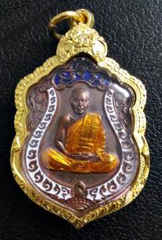 เหรียญเสมาผูกพัทธสีมา หลวงพ่อสิน ปี58 เนื้อทองแดง ลงยาขอบขาว  เลี่ยมกรอบเงินชุบทองแบบหนาๆๆ