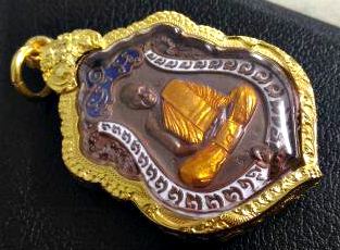 เหรียญเสมาผูกพัทธสีมา หลวงพ่อสิน ปี58 เนื้อทองแดง ลงยาขอบขาว  เลี่ยมกรอบเงินชุบทองแบบหนาๆๆ