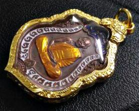 เหรียญเสมาผูกพัทธสีมา หลวงพ่อสิน ปี58 เนื้อทองแดง ลงยาขอบขาว  เลี่ยมกรอบเงินชุบทองแบบหนาๆๆ