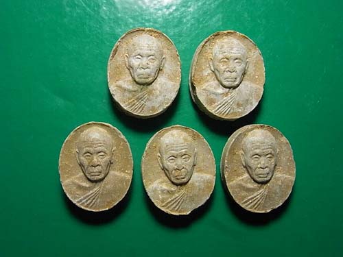 5 องค์ 300 บาท พระผงเม็ดกระดุม หลวงปู่แผ้ว ออกวัดกำแพงแสน จ.นครปฐม 6