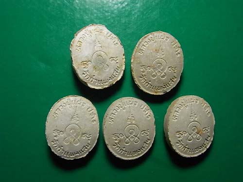 5 องค์ 300 บาท พระผงเม็ดกระดุม หลวงปู่แผ้ว ออกวัดกำแพงแสน จ.นครปฐม 3