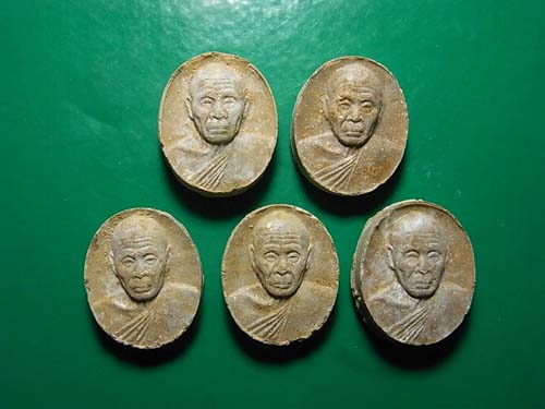 5 องค์ 300 บาท พระผงเม็ดกระดุม หลวงปู่แผ้ว ออกวัดกำแพงแสน จ.นครปฐม 2