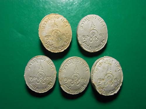 5 องค์ 300 บาท พระผงเม็ดกระดุม หลวงปู่แผ้ว ออกวัดกำแพงแสน จ.นครปฐม 2