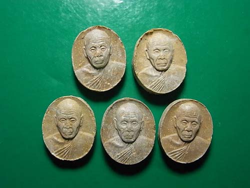 5 องค์ 300 บาท พระผงเม็ดกระดุม หลวงปู่แผ้ว ออกวัดกำแพงแสน จ.นครปฐม 1